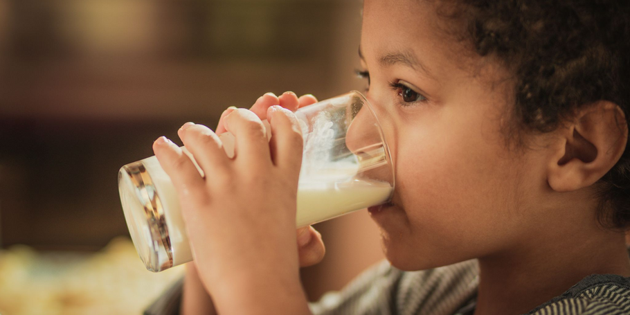 ¿Cuándo debo considerar que un infante con reflujo gastroesofágico tenga alergia a la proteína de leche de vaca?